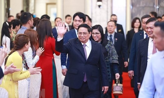 Thủ tướng Phạm Minh Chính và Phu nhân gặp gỡ cán bộ, nhân viên các cơ quan đại diện và cộng đồng người Việt tại Singapore. Ảnh: TTXVN