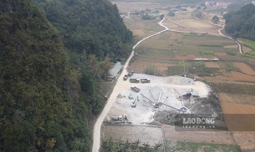 Các cơ quan chức năng sẽ kiểm tra mỏ đá Lũng Quang vì thổi bụi trắng khiến cả vùng quê bất an. Ảnh: An Trịnh