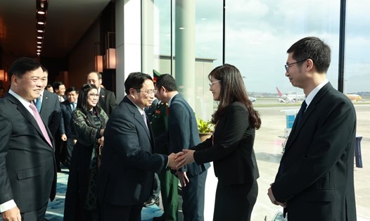 Cán bộ, nhân viên Đại sứ quán và cộng đồng người Việt Nam đón Thủ tướng Phạm Minh Chính và Phu nhân tại sân bay Changi, Singapore. Ảnh: TTXVN