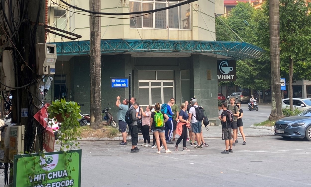 Du khách quốc tế tìm đường lên núi Bài Thơ du danh thắng này bị đóng cửa từ năm 2017. Ảnh: Nguyễn Hùng