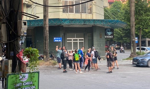 Du khách quốc tế tìm đường lên núi Bài Thơ du danh thắng này bị đóng cửa từ năm 2017. Ảnh: Nguyễn Hùng