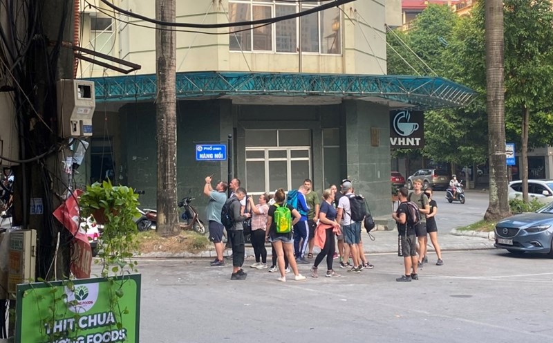 Du khách quốc tế tìm đường lên núi Bài Thơ du danh thắng này bị đóng cửa từ năm 2017. Ảnh: Nguyễn Hùng