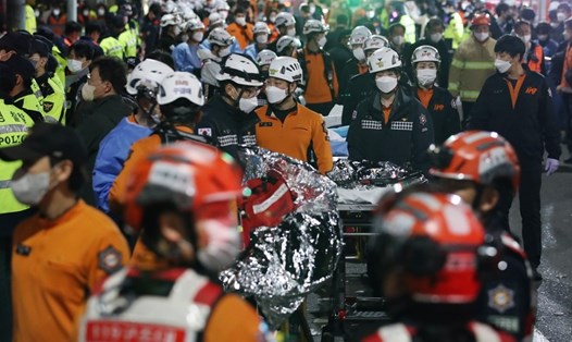 Lực lượng cứu hộ tại hiện trường vụ giẫm đạp ở Itaewon, Seoul, Hàn Quốc, ngày 30.10.2022. Ảnh: Xinhua