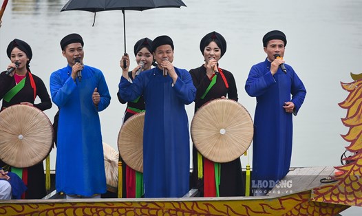 Hát quan họ trên thuyền ở Bắc Ninh. Ảnh: Trần Tuấn