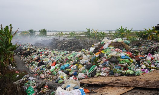 Bãi rác tạm xã Quang Phục (Tiên Lãng, Hải Phòng) ô nhiễm nghiêm trọng, ảnh hưởng lớn đến sức khoẻ, cuộc sống người dân. Ảnh: Mai Dung