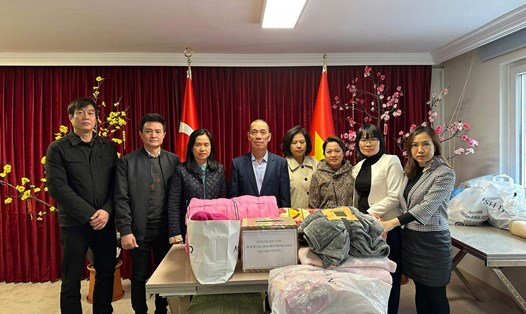 Đại sứ Việt Nam tại Thổ Nhĩ Kỳ Đỗ Sơn Hải (giữa) cùng cán bộ nhân viên Đại sứ quán tổ chức quyên góp cho các nạn nhân động đất, ngày 8.2.2023. Ảnh: FB Đại sứ quán