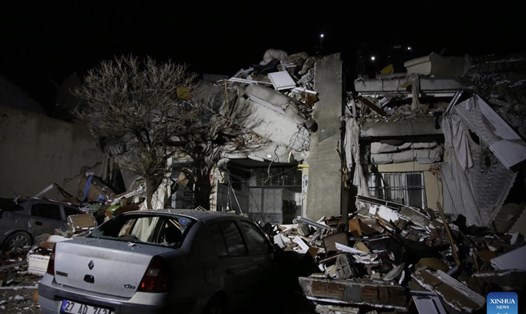 Một tòa nhà bị phá hủy và một phương tiện hư hỏng sau trận động đất mạnh ở tỉnh Gaziantep, Thổ Nhĩ Kỳ. Ảnh: Xinhua