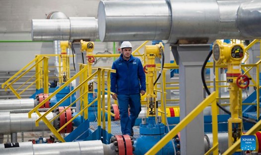 Kiểm tra thiết bị tại mỏ khí ngưng tụ Kovykta ở Irkutsk, Nga, ngày 18.12.2022. Ảnh: Xinhua
