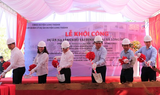 Các đại biểu thực hiện nghi thức khởi công xây dựng khu tái định cư tại xã Long Đức phục vụ dự án cao tốc Biên Hoà - Vũng Tàu. Ảnh: Hà Anh Chiến