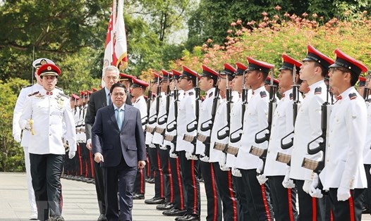 Thủ tướng Phạm Minh Chính và Thủ tướng Singapore Lý Hiển Long duyệt đội danh dự. Ảnh: TTXVN