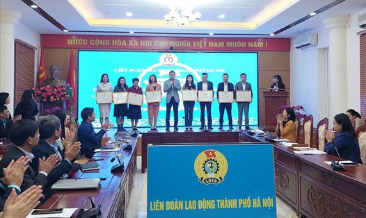 Chủ tịch Liên đoàn Lao động thành phố Hà Nội Phạm Quang Thanh (thứ 5 từ trái sang) trao Bằng khen cho các tập thể có thành tích xuất sắc trong tổ chức hoạt động chăm lo cho đoàn viên, người lao động dịp Tết Nguyên đán Quý Mão 2023. Ảnh: Ngọc Ánh