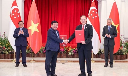 Thủ tướng Phạm Minh Chính cùng Thủ tướng Singapore Lý Hiển Long chứng kiến lễ trao đổi Bản ghi nhớ giữa hai Chính phủ về việc thiết lập Quan hệ Đối tác kinh tế số -kinh tế xanh giữa Việt Nam và Singapore. Ảnh: VGP