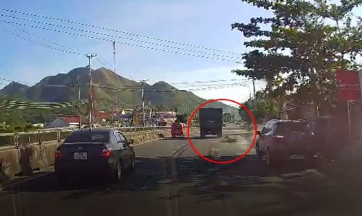Xe tải mang biển số đỏ gây tai nạn nhưng không dừng lại.