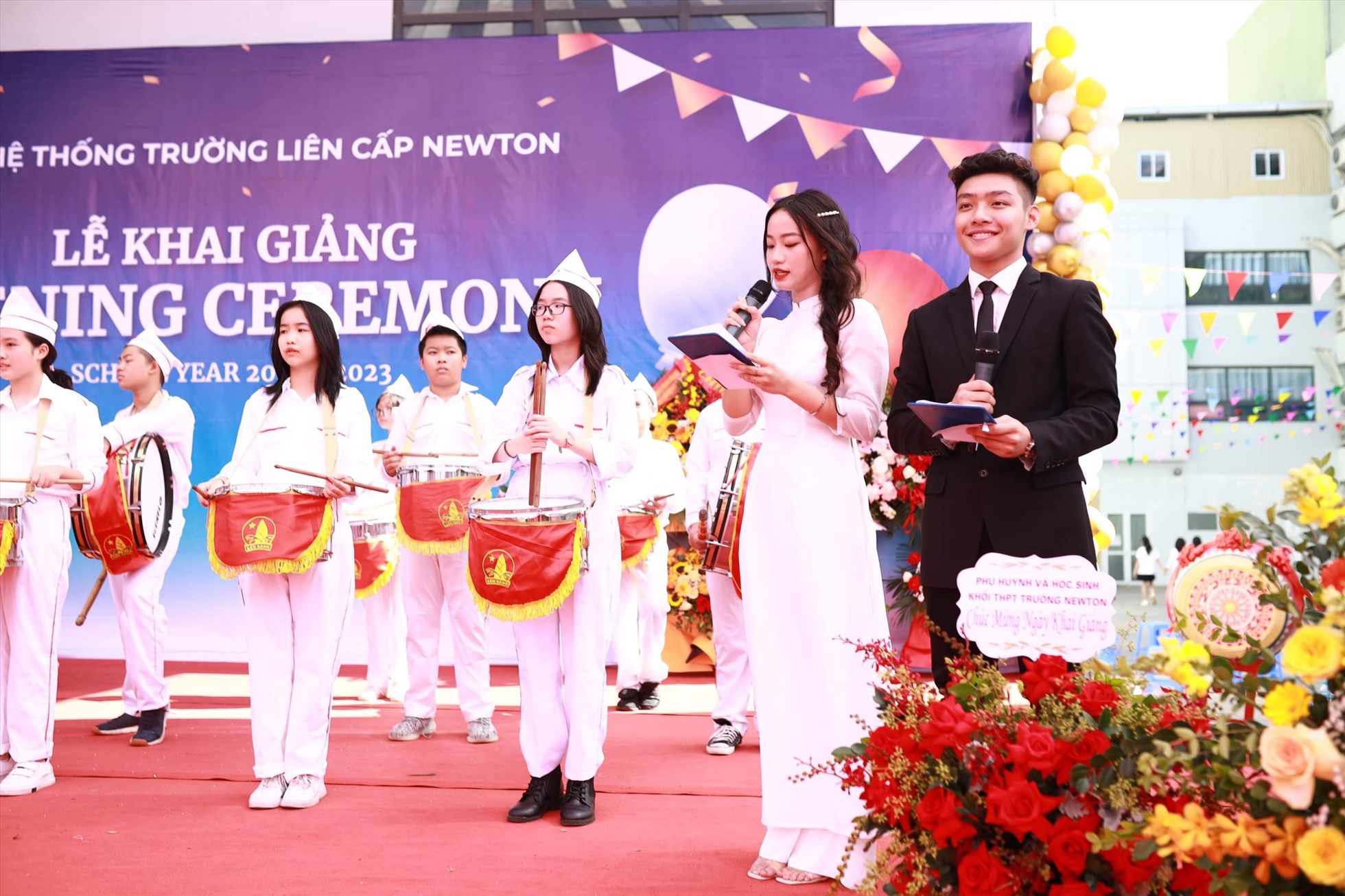 Gia Nam trổ tài làm MC trong một chương trình ngoại khóa của Nhà trường. Ảnh: Nhà trường cung cấp.
