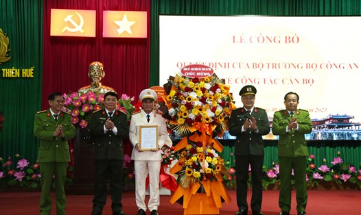 Thượng tá Hồ Xuân Phương (thứ 3, trái sang) được bổ nhiệm làm Phó Giám đốc Công an tỉnh Thừa Thiên  Huế. Ảnh: Công an cung cấp
