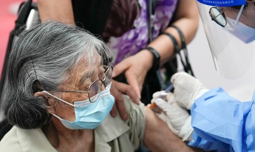 Tiêm vaccine COVID-19 cho một công dân 89 tuổi tại Bắc Kinh, Trung Quốc, ngày 13.7.2022. Ảnh: Xinhua