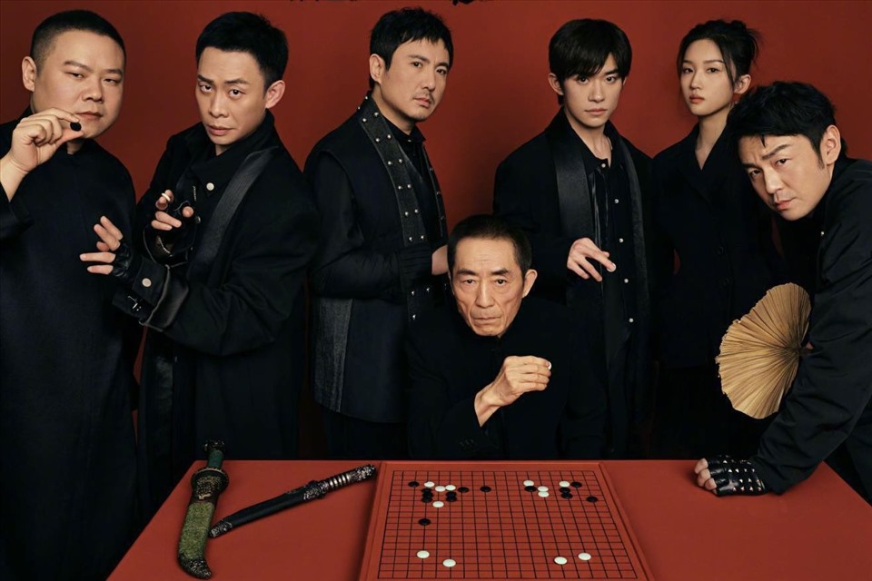 Trương Nghệ Mưu và dàn diễn viên phim "Mãn giang hồng". Ảnh: Xinhua