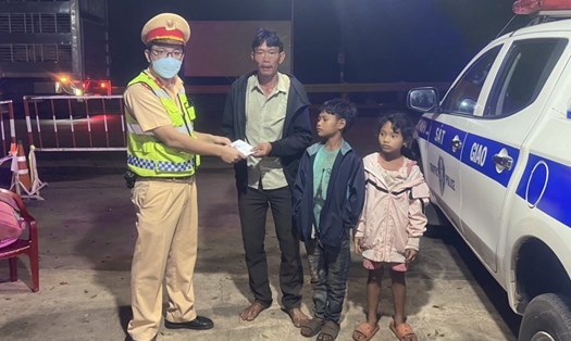 Tổ công tác của Phòng Cảnh sát giao thông Công an tỉnh Đắk Nông hỗ trợ 3 bố con anh Lợi về quê. Ảnh: Minh Quỳnh