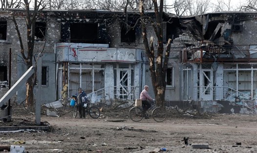 Cư dân ở Volnovakha vùng Donetsk của Ukraina. Ảnh: Xinhua