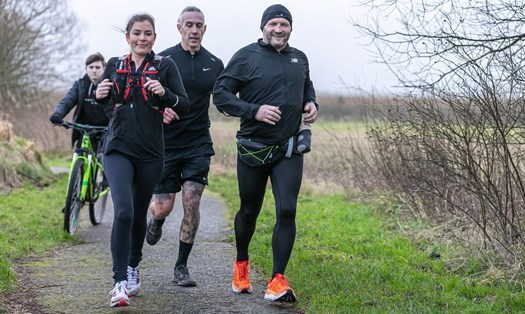 Gary McKee hoàn thành chuỗi 365 ngày chạy marathon vào năm 2022.