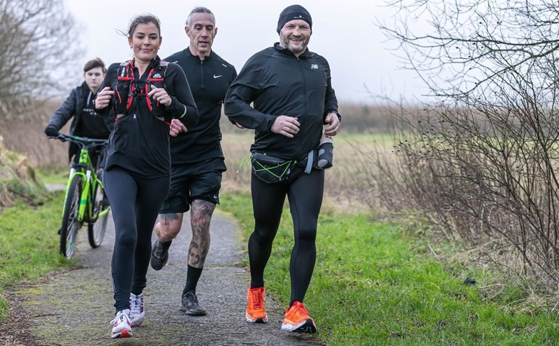 Gary McKee hoàn thành chuỗi 365 ngày chạy marathon vào năm 2022.