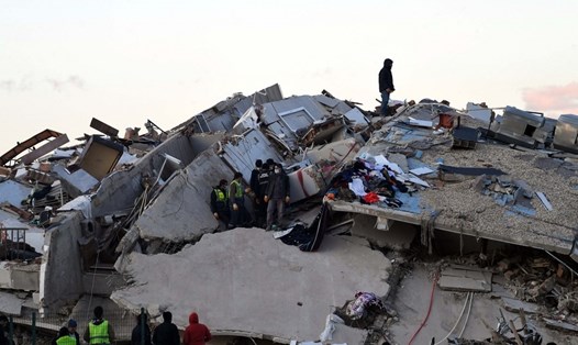 Lực lượng cứu hộ tìm kiếm trong đống đổ nát sau trận động đất ở tỉnh Hatay, Thổ Nhĩ Kỳ. Ảnh: Xinhua