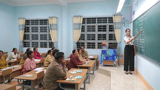 Lớp xóa mù chữ ở Trường Tiểu học Lê Lai, xã Chư Á, thành phố Pleiku, tỉnh Gia Lai. Ảnh: TTXVN
