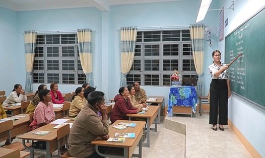 Lớp xóa mù chữ ở Trường Tiểu học Lê Lai, xã Chư Á, thành phố Pleiku, tỉnh Gia Lai. Ảnh: TTXVN