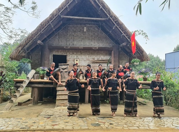 Đồng bào dân tộc Ê đê giới thiệu các bài hát, điệu xoang của dân tộc mình trong không khí vui tươi mừng Đảng, mừng Xuân. Ảnh: TTXVN