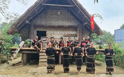Đồng bào dân tộc Ê đê giới thiệu các bài hát, điệu xoang của dân tộc mình trong không khí vui tươi mừng Đảng, mừng Xuân. Ảnh: TTXVN