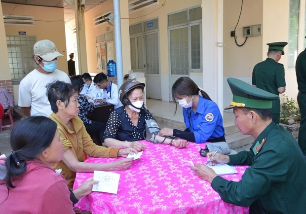Bộ đội Biên phòng Đắk Lắk kết hợp với đội ngũ y, bác sĩ ở thành phố Hồ Chí Minh tổ chức khám, chữa bệnh miễn phí cho nhân dân xã biên giới Ia Lốp, huyện Ea Súp. Ảnh: TTXVN