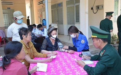 Bộ đội Biên phòng Đắk Lắk kết hợp với đội ngũ y, bác sĩ ở thành phố Hồ Chí Minh tổ chức khám, chữa bệnh miễn phí cho nhân dân xã biên giới Ia Lốp, huyện Ea Súp. Ảnh: TTXVN