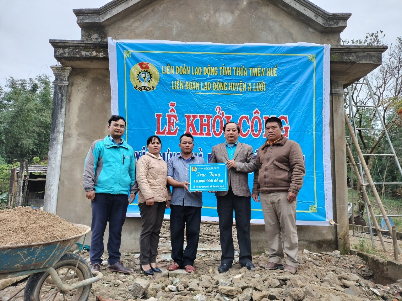 Lãnh đạo LĐLĐ huyện A Lưới trao hỗ trợ xây dựng "Mái ấm công đoàn" cho đoàn viên có hoàn cảnh khó khăn. Ảnh: Như Phương.