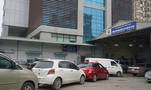 Các lái xe tới trung tâm đăng kiểm tại Hà Nội để kiểm định xe. Ảnh: Phương Anh