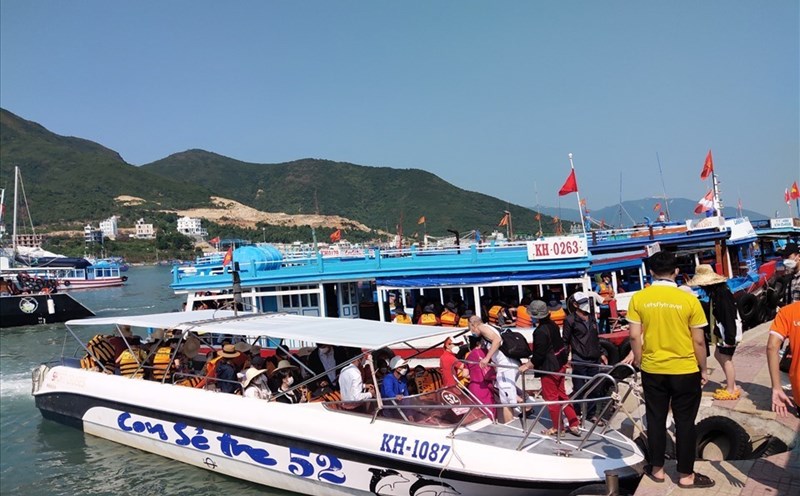 Việc cấm xe khách 29 chỗ ngồi vào trung tâm TP.Nha Trang khiến hoạt động vận chuyển khách du lịch khó khăn. Ảnh: Hữu Long