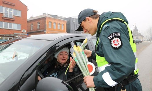 Cảnh sát Lithuania tặng hoa cho những nữ tài xế trên đường vào ngày 8.3.2016. Ảnh: Lực lượng Cảnh sát Lithuania Lietuvos Policija