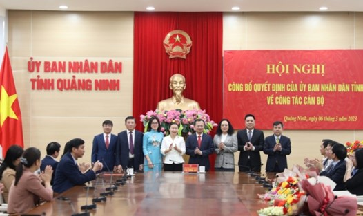 Ông Cao Tường Huy - Quyền Chủ tịch UBND tỉnh Quảng Ninh chúc mừng các cá nhân nhận quyết định. Ảnh: Đỗ Phương