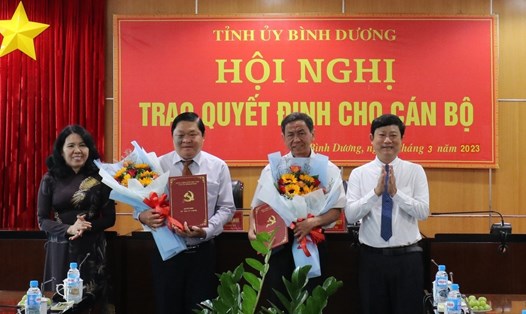 Ông Nguyễn Tầm Dương (thứ 2 từ trái qua) nhận quyết định thôi việc theo nguyện vọng. Ảnh: UBND BD