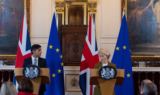 Thủ tướng Anh Rishi Sunak (trái) và Chủ tịch Ủy ban EU Ursula von der Leyen công bố thỏa thuận "Khuôn khổ Windsor" ngày 27.2.2023. Ảnh: Văn phòng Thủ tướng Anh