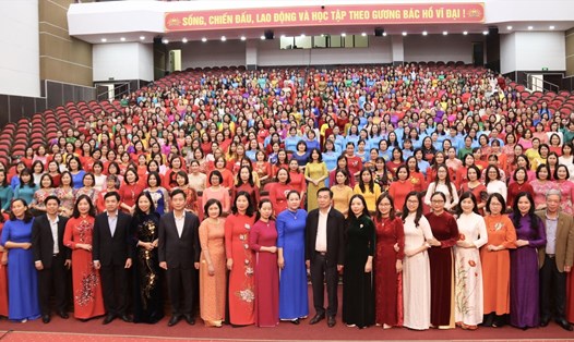 Hơn 800 cán bộ nữ mặc áo dài để hưởng ứng tuần lễ áo dài Việt Nam. Ảnh: Bá Mạnh