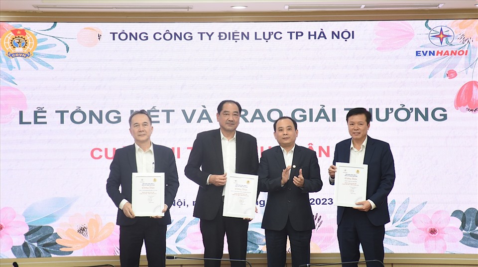 Ông Phùng Lê Dũng - Chủ tịch Công đoàn Tổng Công ty Điện lực TP.Hà Nội trao giải cho các tập thể. Ảnh: Vân Anh