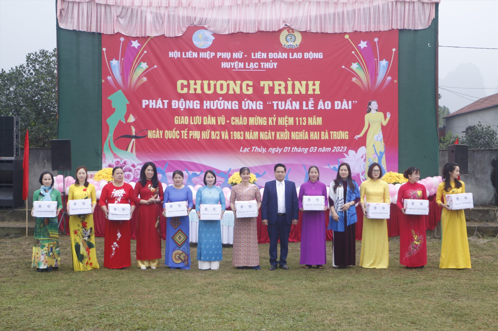 LĐLĐ Lạc Thủy, tỉnh Hòa Bình và Hội LHPN huyện tặng áo dài cho đoàn viên, người lao động. Ảnh: LĐLĐ huyện Lạc Thủy