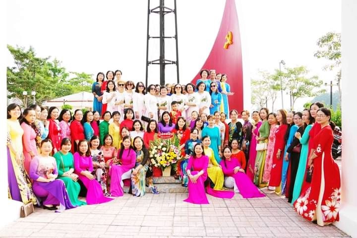 Cán bộ, công chức, viên chức, hội viên Hội Liên hiệp Phụ nữ tỉnh AN Giang du khảo về nguồn viếng di tích lịch sử Cột Dây Thép (xã Long Điền A, huyện Chợ Mới). Ảnh: Cẩm Tú