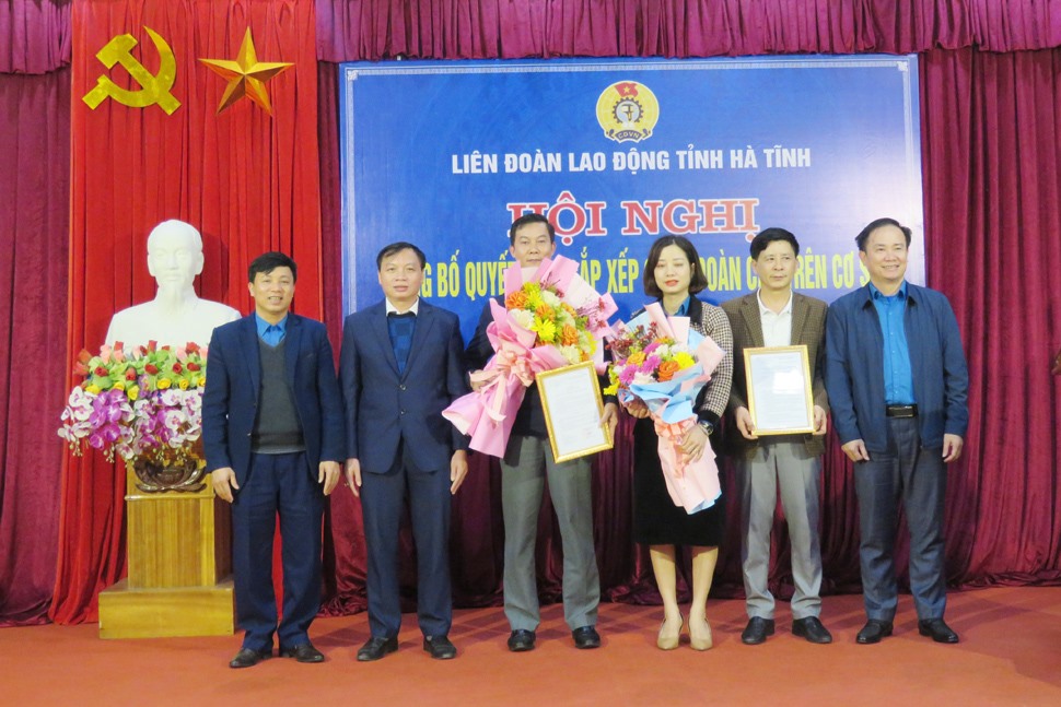 Trao quyết định sáp nhập Công đoàn ngành Giao thông với Công đoàn ngành Xây dựng thành Công đoàn ngành Giao thông - Xây dựng. Ảnh: LĐLĐ Hà Tĩnh