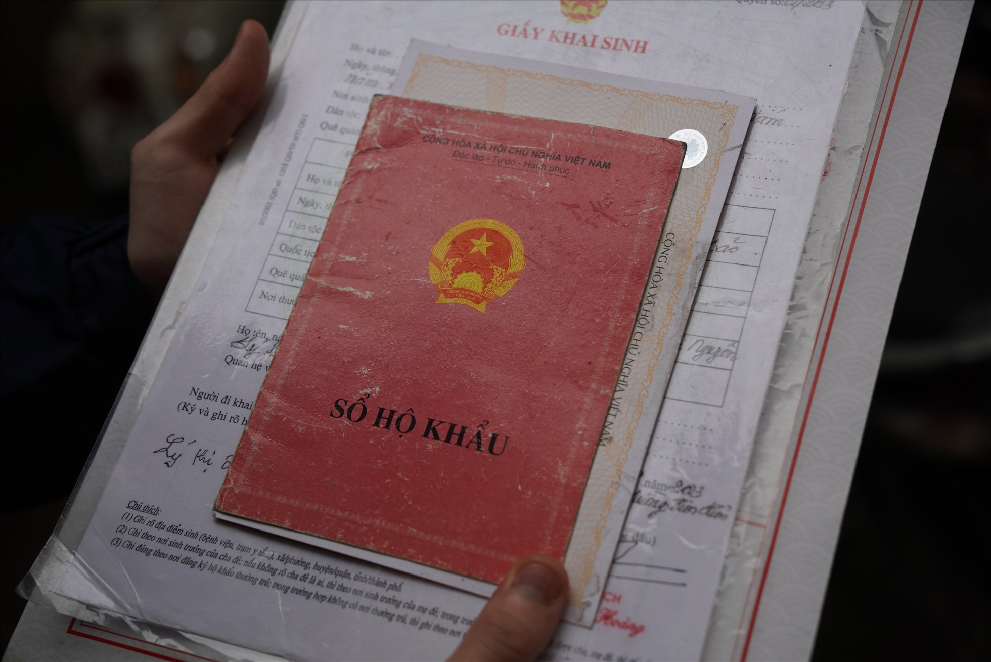 Xác định các vướng mắc liên quan đến bỏ sổ hộ khẩu, sổ tạm trú giấy ở địa phương. Ảnh: Phạm Đông