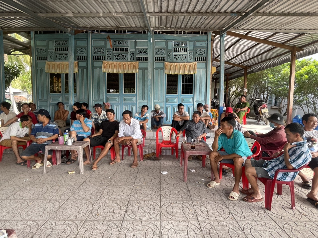 Nhóm đối tượng bị công an bắt giữ tại quán cà phê. Ảnh: Hoàng Lộc