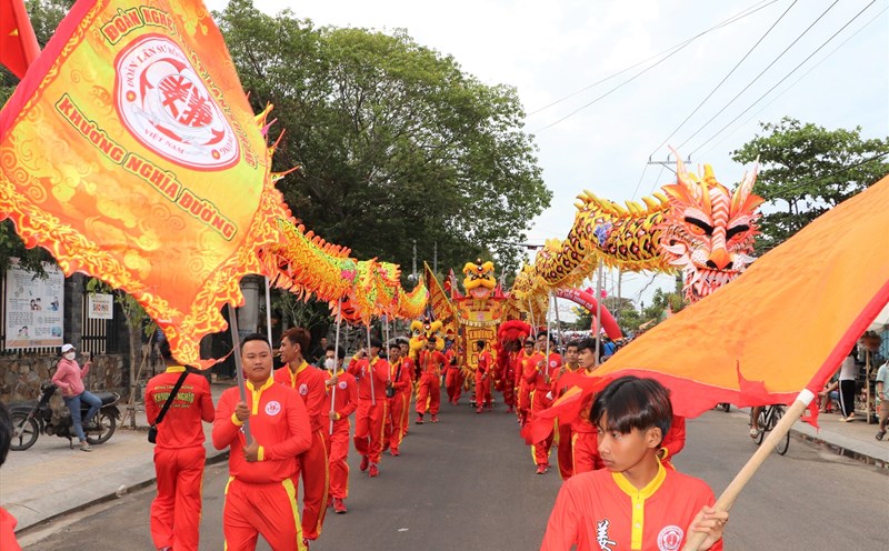 Lễ rước trang trọng của lễ hội Dinh Cô qua nhiều tuyến đường được thực hiện từ sáng sớm 1.3. Ảnh: Nguyễn Lộc.
