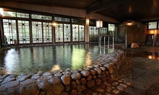 Nước trong bể tắm khoáng nóng ở nhà trọ Daimaru Besso (Nhật Bản) có nồng độ vi khuẩn cao hơn mức cho phép 3.700 lần. Ảnh: Daimaru Besso website