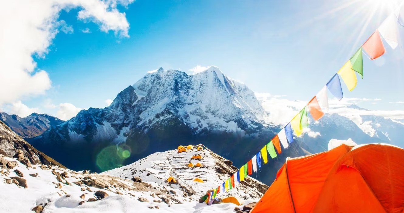Quang cảnh núi Everest nhìn từ Trại căn cứ. Ảnh: The Travel