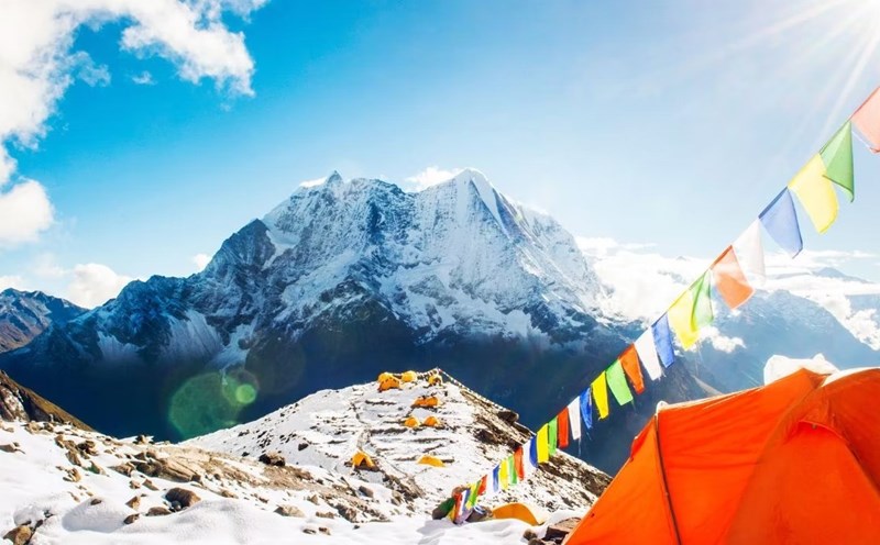 Quang cảnh núi Everest nhìn từ Trại căn cứ. Ảnh: The Travel